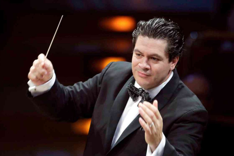 Dirijorul Cristian Măcelaru va prezenta două concerte-eveniment la Festivalul Enescu alături de Orchestra Națională a Franței